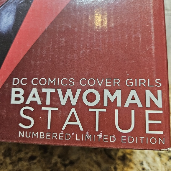 DC Collectibles DC Comics Cover Girls Batwoman Statue 3613 of 5200 RARE LIMITED - Picture 3 of 16